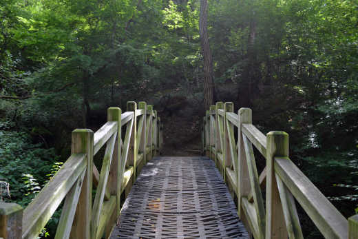 Holzbrücke im Park