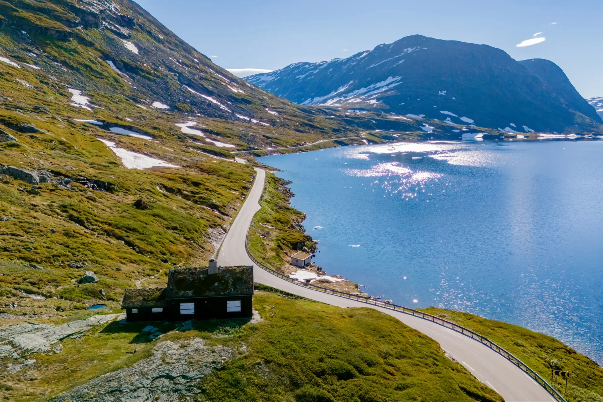 Eine kurvenreiche Straße Gamle Strynefjellsvegen durch die norwegischen Berge, Langvatnet, Geiranger, Norwegen.