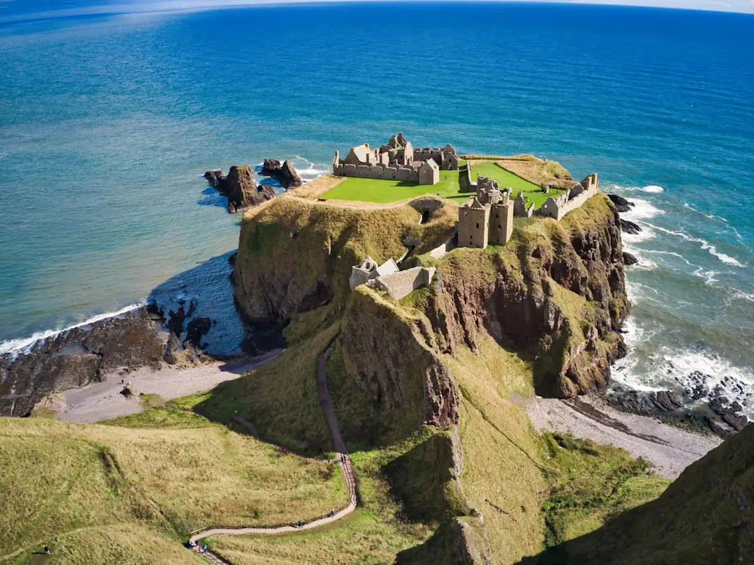 Ruine auf Klippe mit Meerblick, Stonehaven, Aberdeenshire, Schottland.

