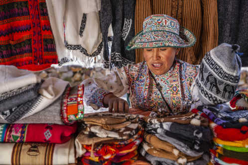 Peruanische Frau verkauft Souvenirs in der Nähe des Colca Canyon, Peru