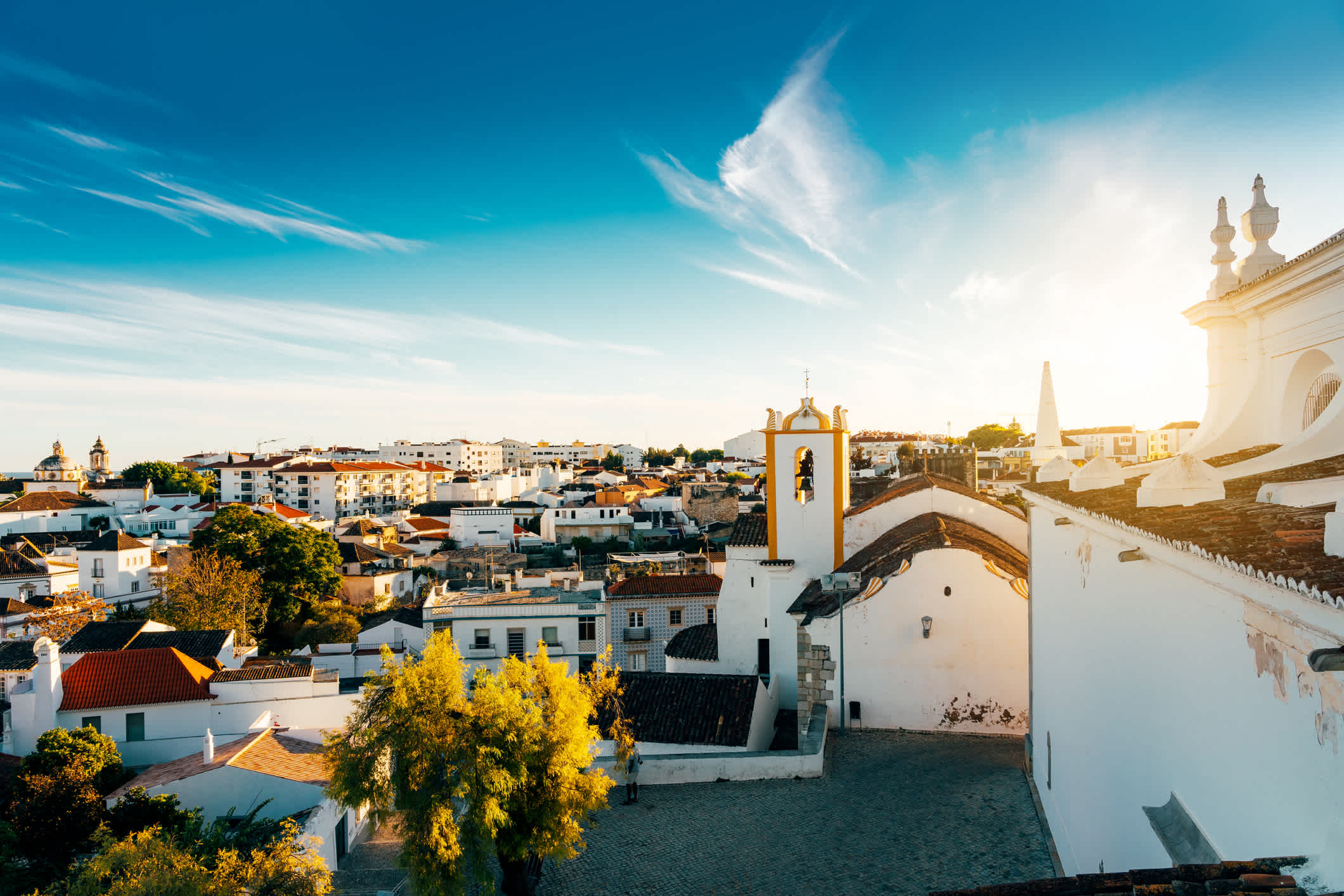 Stadtblick und Santiago Kirche in Tavira, Portugal