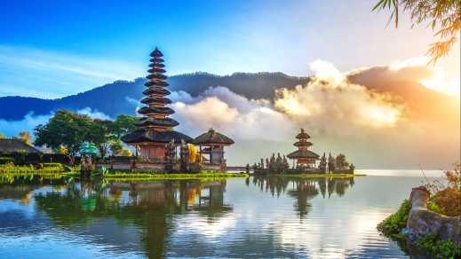 Explore the most beautiful temples of the island on your Bali round trip