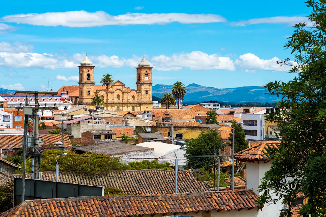Die Salzkathedrale von Zipaquira mit Blick auf die Häuser in Bogota, Kolumbien

