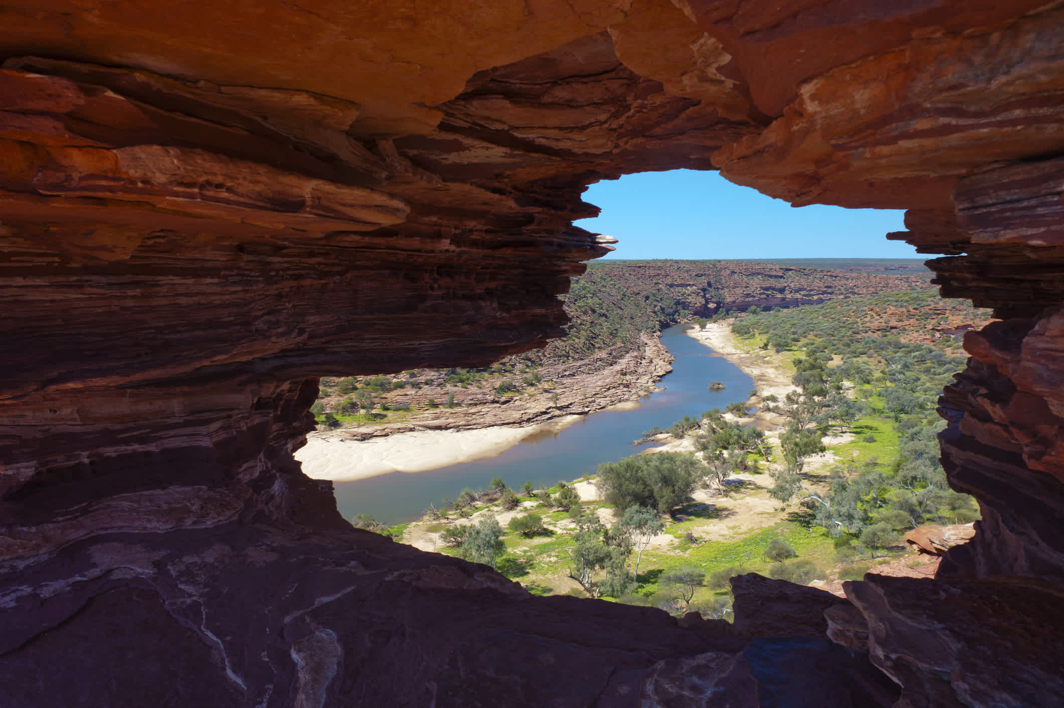 La vue à travers la formation géologique naturelle du parc national de Kalbarri, en Australie occidentale.