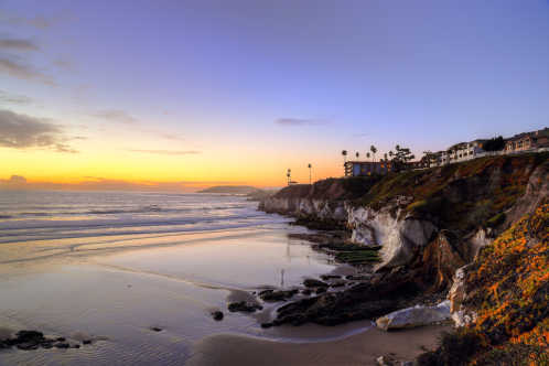 Un coucher de soleil à Pismo Beach, Californie, États-Unis.