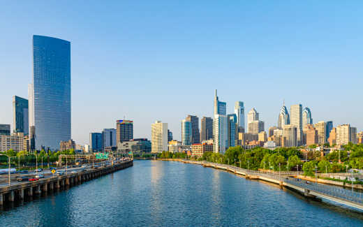 Hafenviertel in Philadelphia mit Skyline und Fluss