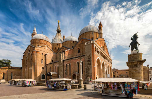 Die Basilica di Sant'Antonio in Padua an einem Sommertag, Veneto, Italien. 

