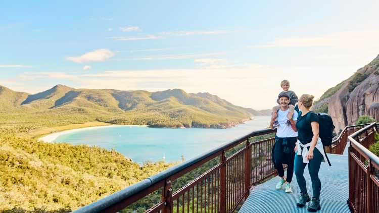 Junge Familie wandert in Freycinet Nationalpark, Tasmanien, Australien.

