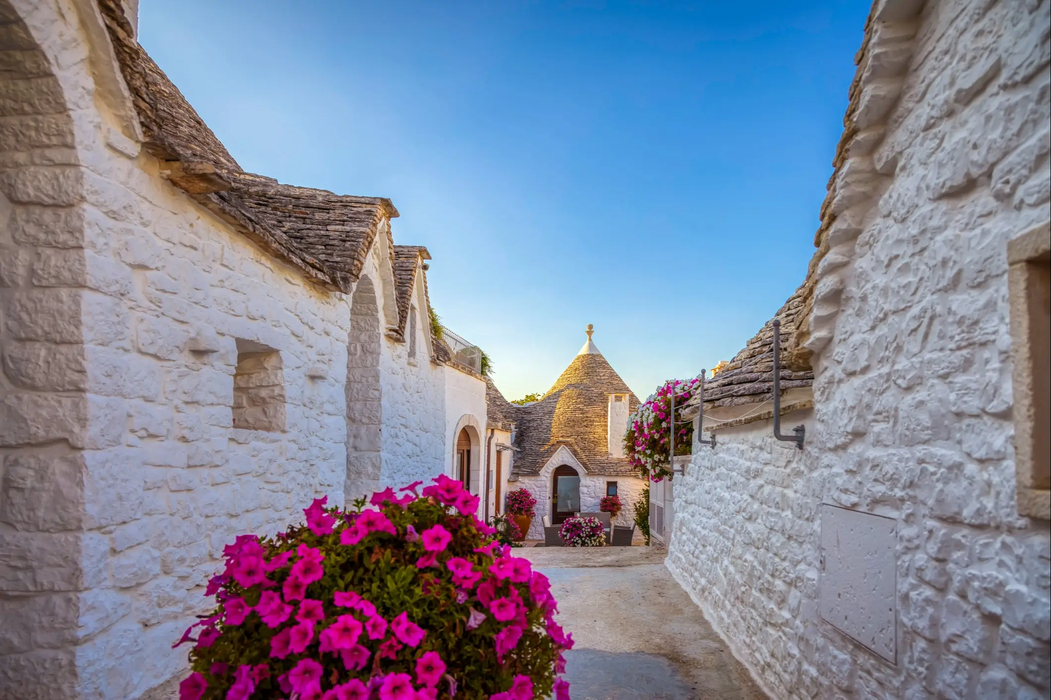 Vue pittoresque sur les maisons traditionnelles Trulli dans le village d'Alberobello dans le sud de l'Italie