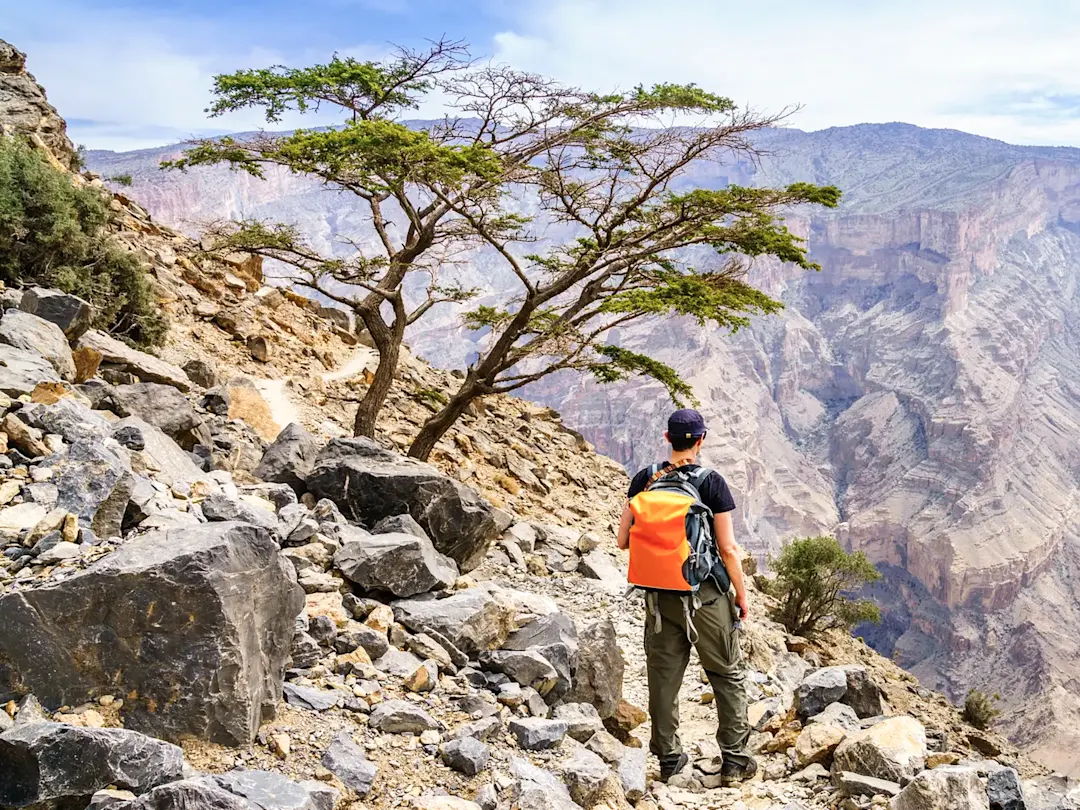 Wandern im Grand Canyon des Oman mit Blick auf das Tal. Jebel Shams, Ad Dakhiliyah, Oman.
