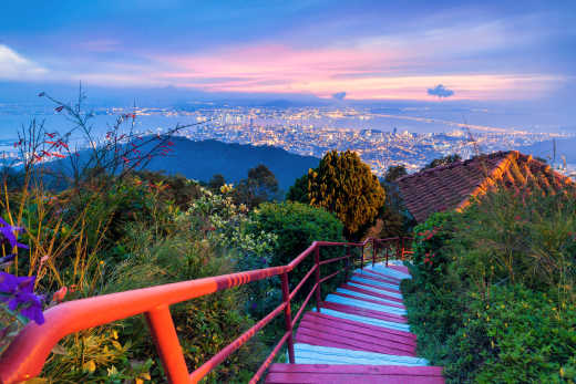 Treppenstufen auf den Penang Hill beim Sonnenuntergang