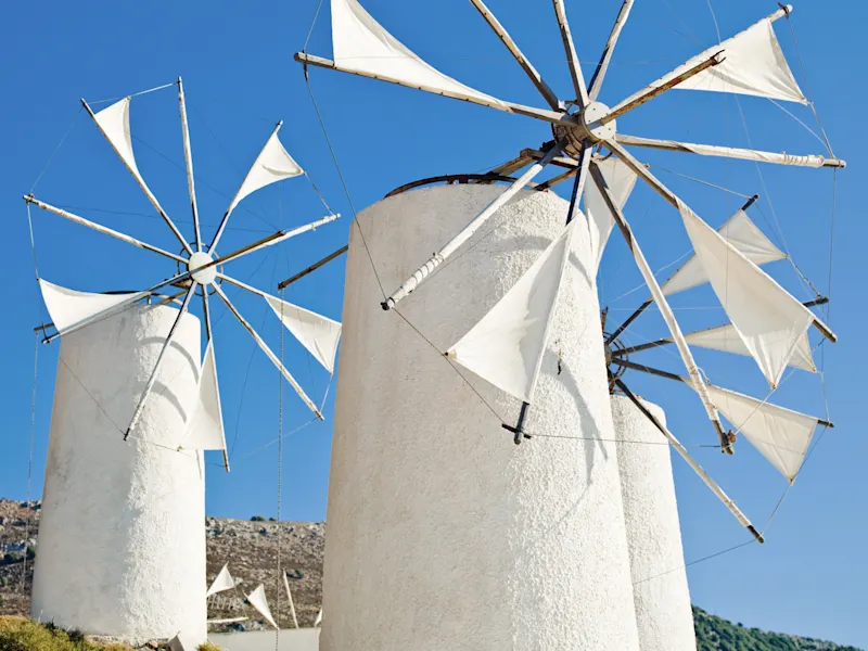 Heraklion, Kreta, Griechenland Zwei Windmühlen mit weißen Flügeln vor blauem Himmel. Heraklion, Kreta, Griechenland.