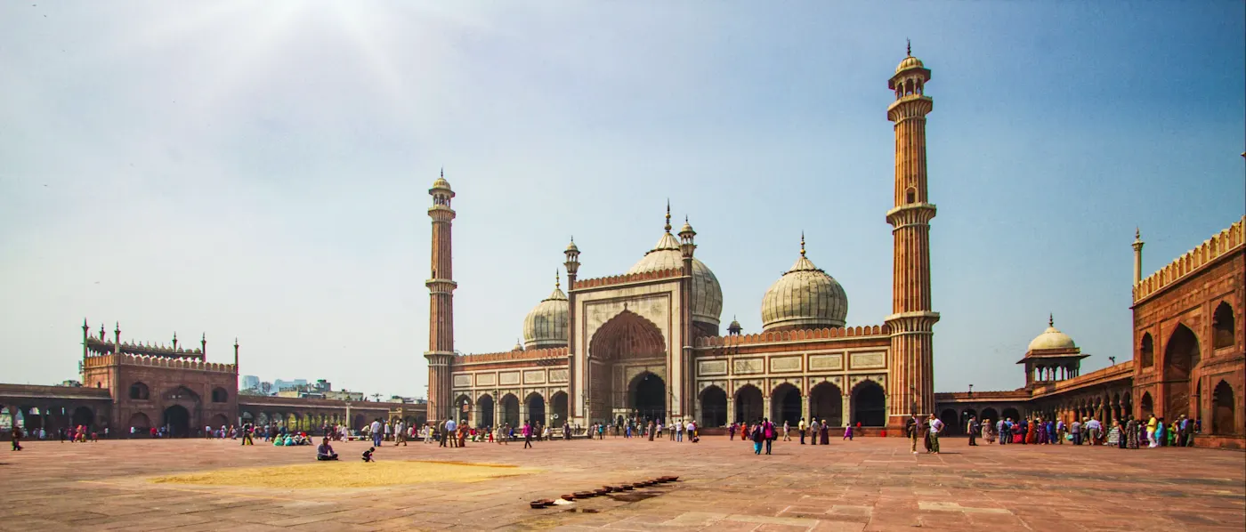 Delhi, Delhi, Indien Weitläufiger Innenhof und beeindruckende Kuppeln der Jama Masjid Moschee. Delhi, Delhi, Indien.