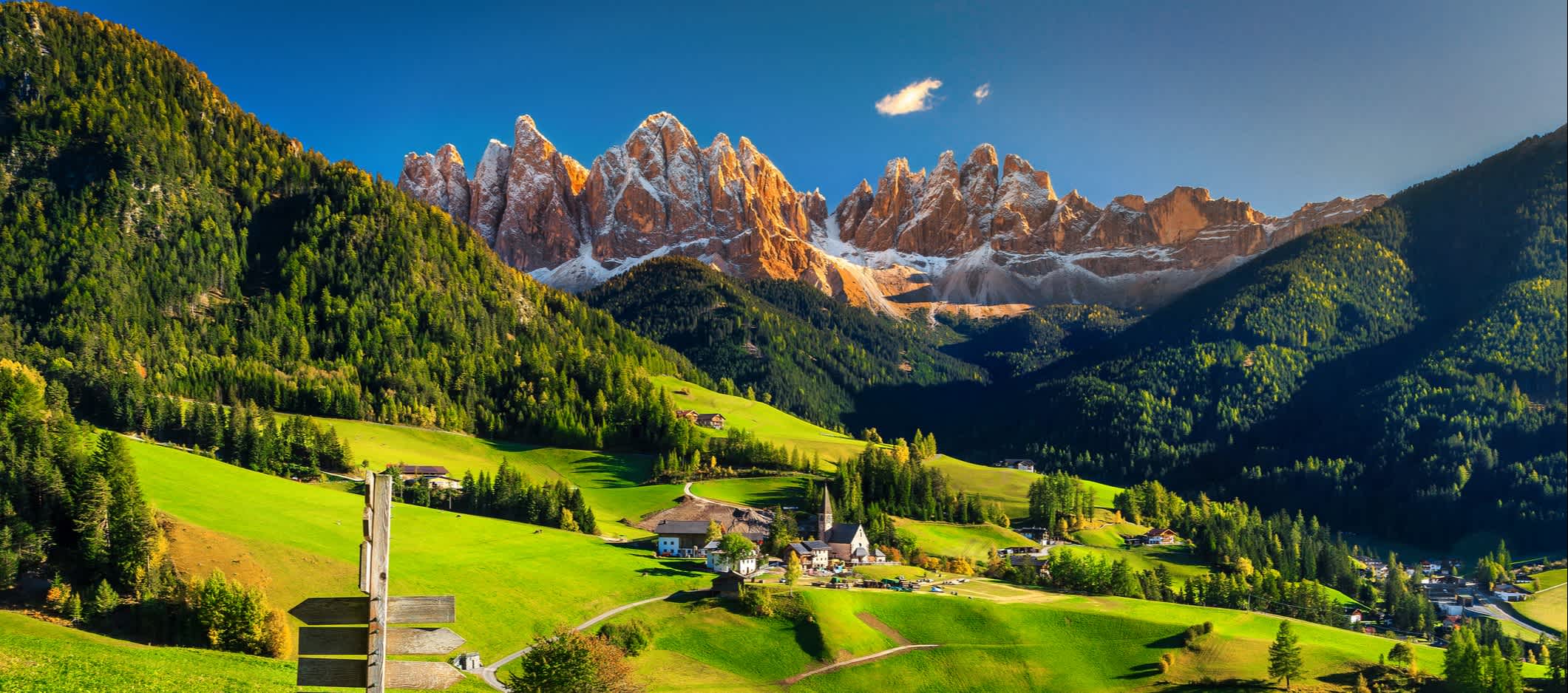 Alpine Frühlingslandschaft mit Santa Maddalena Dorf, Dolomiten, Italien, Europa 