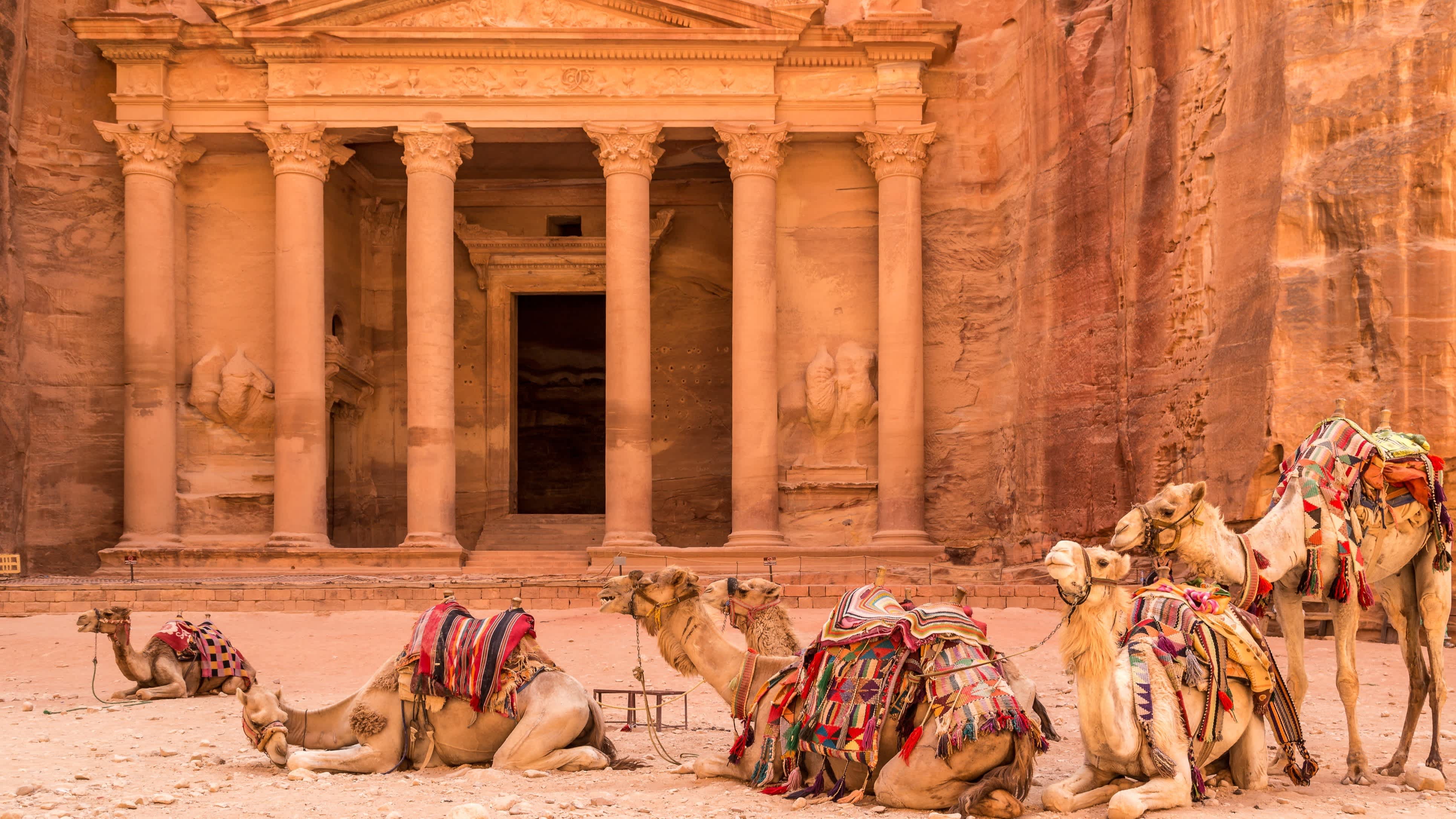 Erkunden Sie die antiken Tempel in Petra auf Ihrer Jordanien Rundreise