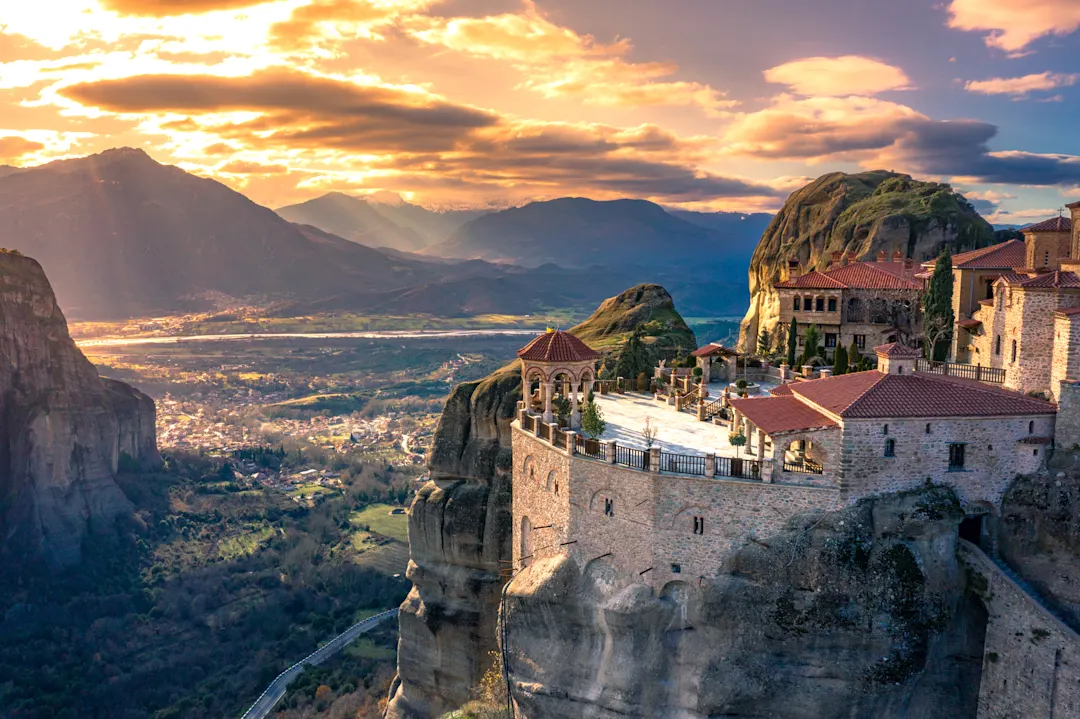 Blick auf das Kloster Meteora, Griechenland. Geologische Formationen von großen Felsen mit Klöstern auf ihnen.