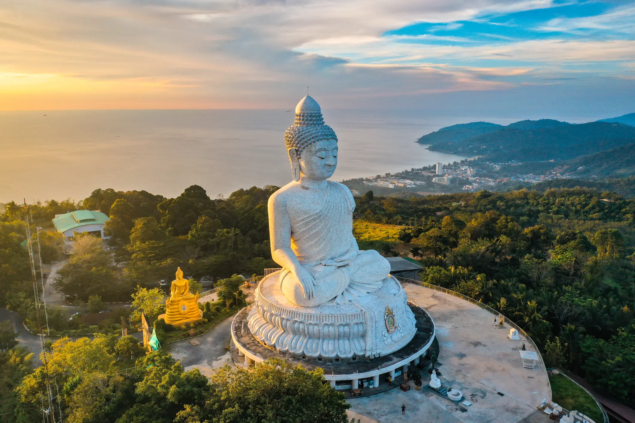 Thailand, Phuket Luftaufnahme des Big Buddha Aussichtspunkts bei Sonnenuntergang in der Provinz Phuket, Thailand
