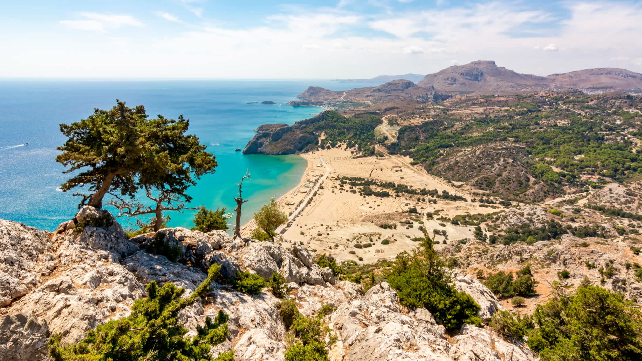 Der Blick auf den Tsampika Strand auf Rhodos, Griechenland