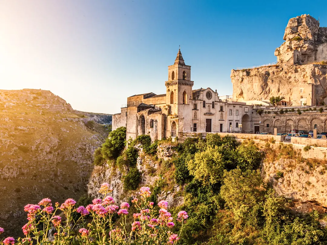 Alte Felsenstadt mit historischen Gebäuden und Höhlenwohnungen. Matera, Apulien, Italien.