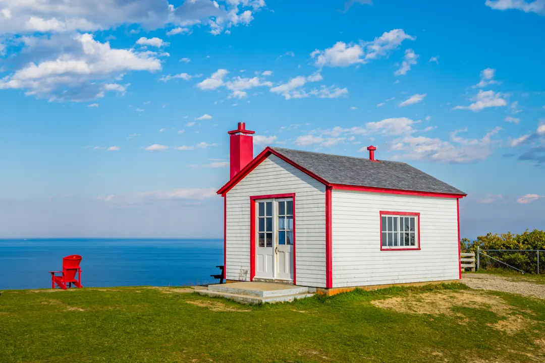 Kanada, Quebec, Gaspé Weiße Holzhütte an der Küste