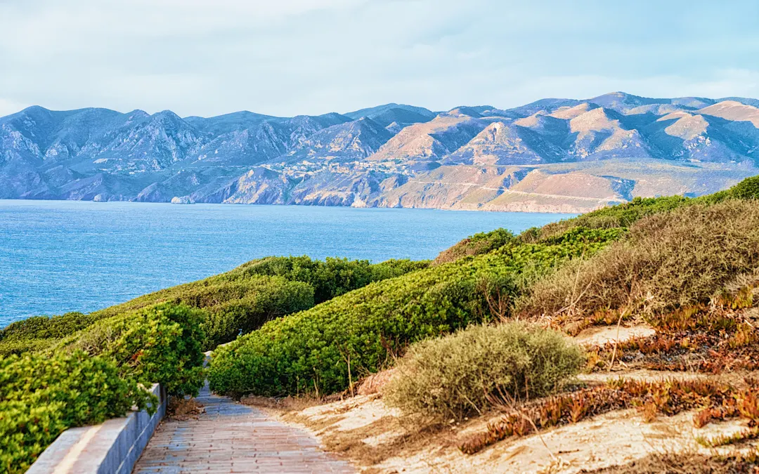 Meer und Hügelllandschaft in Portoscusco, Sardinien.
