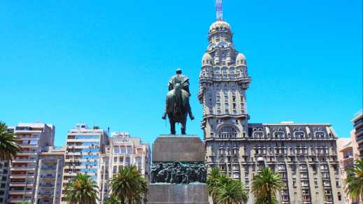 Independence Square mit Palacio Salvo in Montevideo, Uruguay