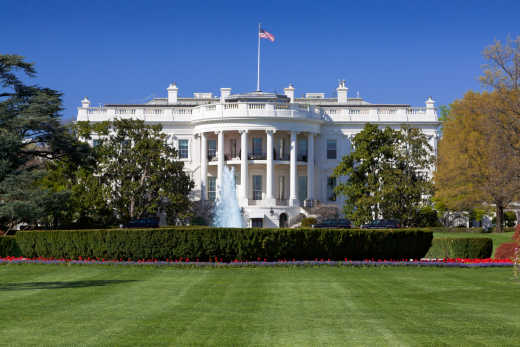 Jardin devant la façade de la Maison Blanche, à Washington D.C, aux États-Unis.