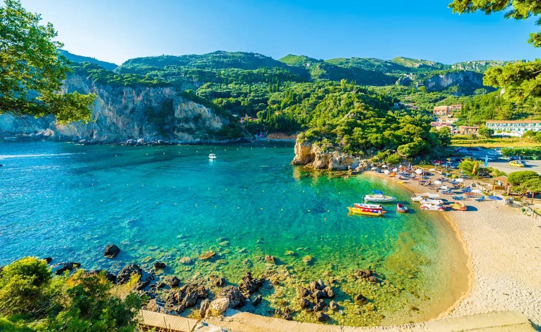 Paleokastritsa, Korfu, Griechenland, Schöner Strand und Boot in Paleokastritsa, Insel Korfu, Griechenland