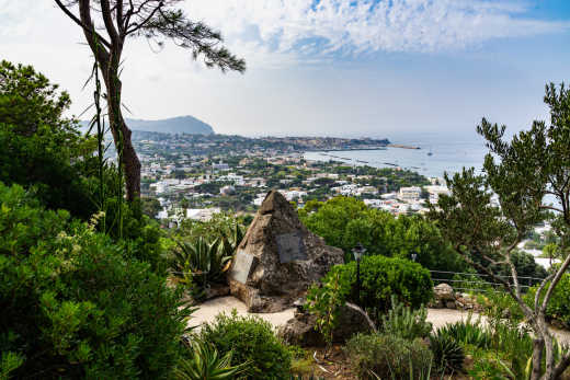 Malerisches Panorama mit Blick auf Forio im La Mortella Garden mit William Rock, Ischia, Italien