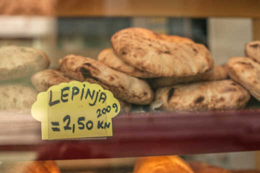 Traditionelles Brot (Lepinja) auf dem Lebensmittelmarkt in Rijeka, Kroatien

