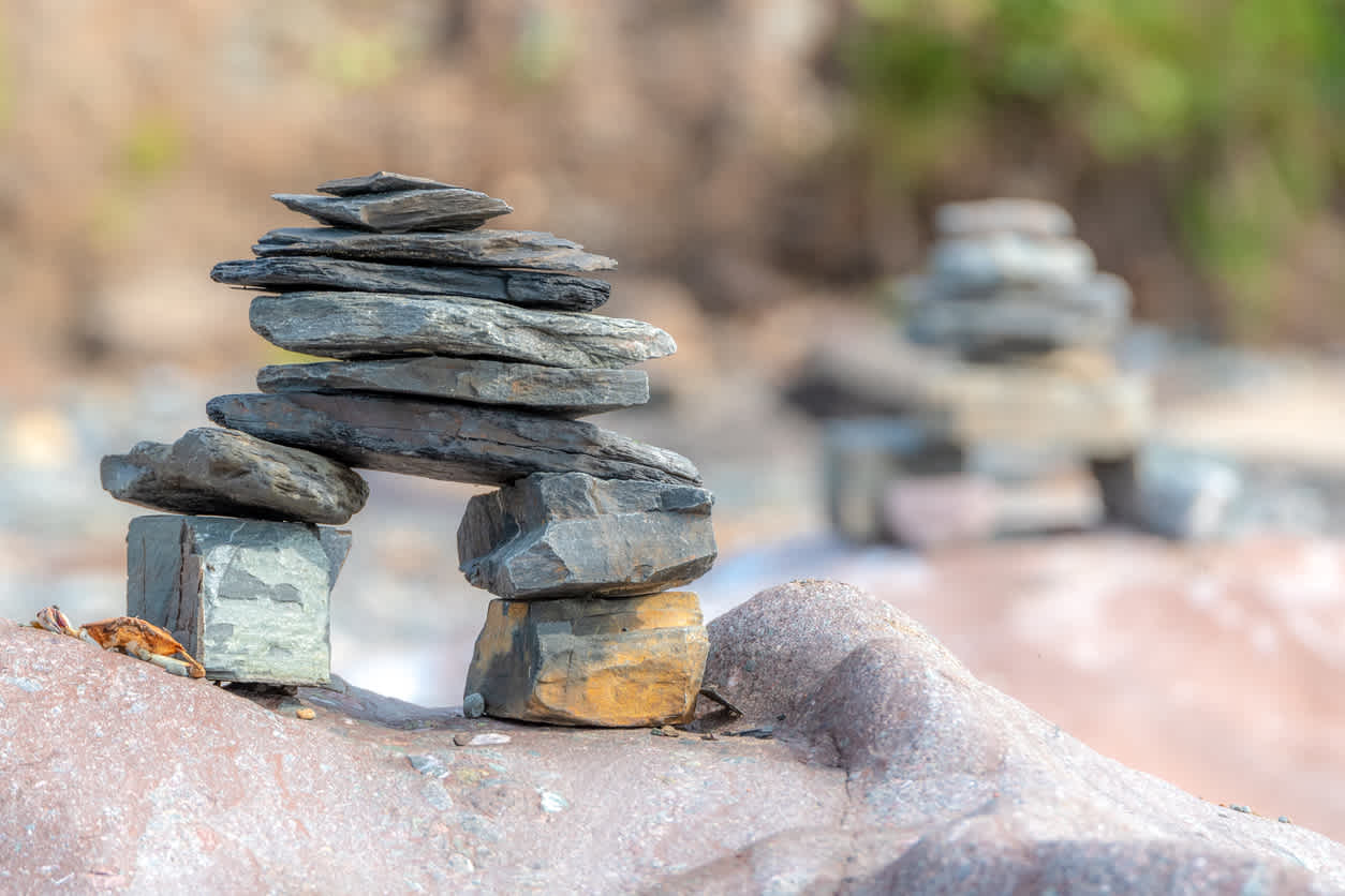 Imprégnez-vous de la culture locale pendant votre séjour à Nunavut et découvrez des Inuksuk (ou cairn) un peu partout dans la région, l'emblème de cette province.