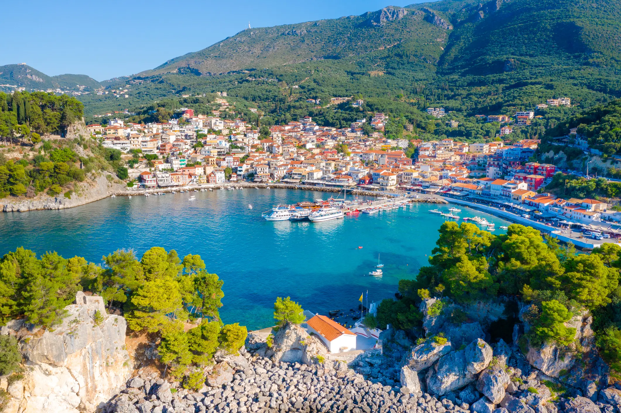 Griechenland, Epirus, Parga Panoramablick auf die malerische Stadt Parga, Epirus, Griechenland.
