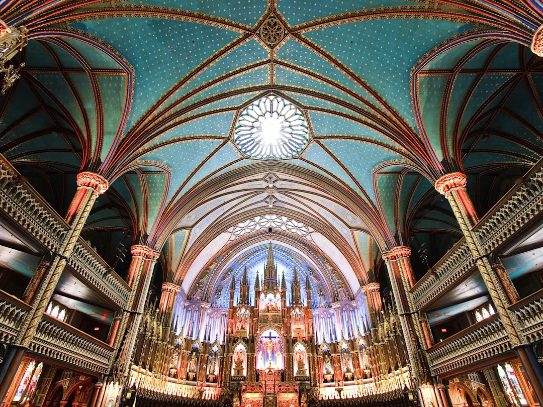 Beeindruckendes Interieur der Basilika Notre-Dame mit farbigem Gewölbe. Montreal, Québec, Kanada.