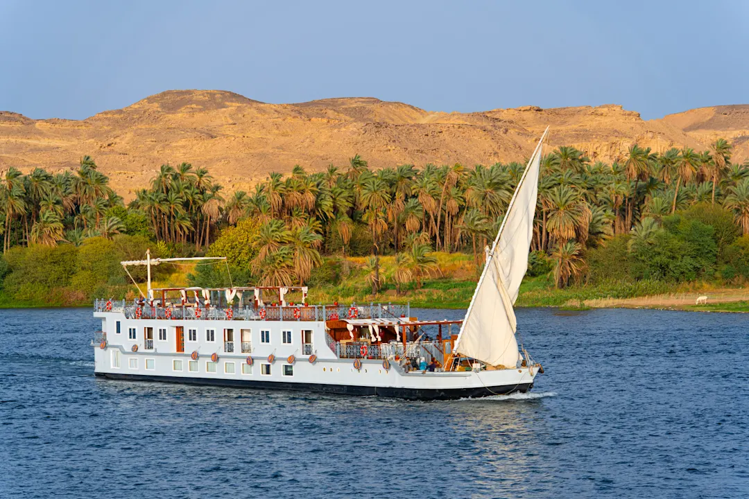 Ausflugsboot auf dem Nil in Luxor, Ägypten