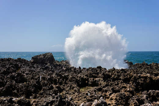 Ein Blick auf den Waterblow in Nusa Dua, Bali, Indonesien. 
