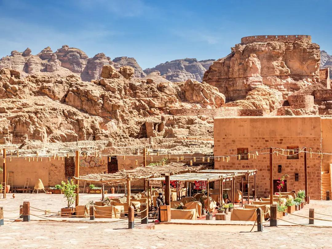 Traditionelles Wüstencamp inmitten historischer Ruinen. AlUla, Medina, Saudi-Arabien.
