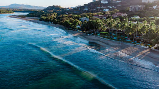 Image par drone du lever de soleil sur la plage de Tamarindo, Costa Rica