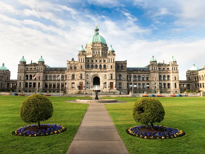 Victoria, Vancouver Island, British Columbia, Kanada Historisches Parlamentsgebäude mit gepflegtem Rasen und blauem Himmel. Victoria, Vancouver Island, British Columbia, Kanada.