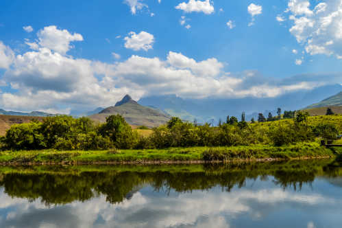 Reflektierende Landschaft im Royal Natal National Park in den Drakensbergen, Südafrika.

