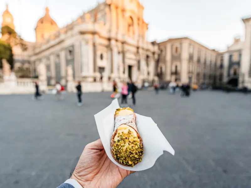 Catania, Cannoli, Italien Handgehaltene Cannoli mit Pistazien im Zentrum von Catania, Sizilien, Italien.