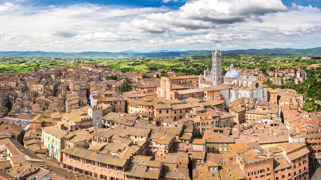  Blick auf das historische Stadtzentrum von Siena mit der Kathedrale, Toskana, Italien.
