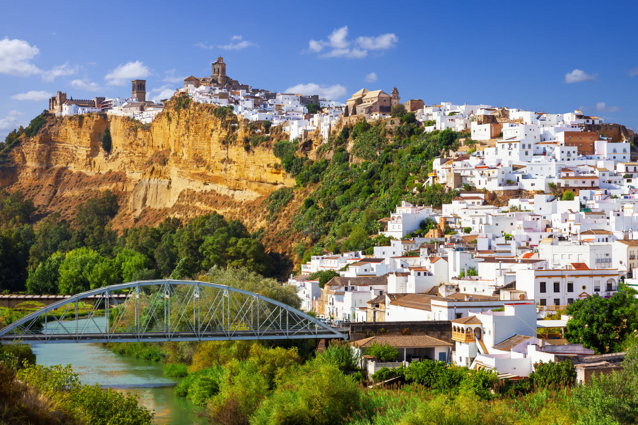 Vue sur la colline et le village blanc d'Arcos de La Frontera près de la rivière Guadalete, Andalousie, Espagne