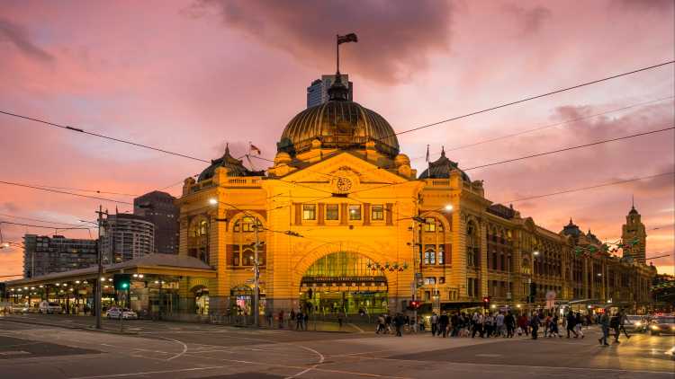 Carrefour de Flinders Street Station à Melbourne pendant un magnifique coucher du soleil lors d'un voyage en Australie.