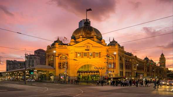 Carrefour de Flinders Street Station à Melbourne pendant un magnifique coucher du soleil lors d'un voyage en Australie.