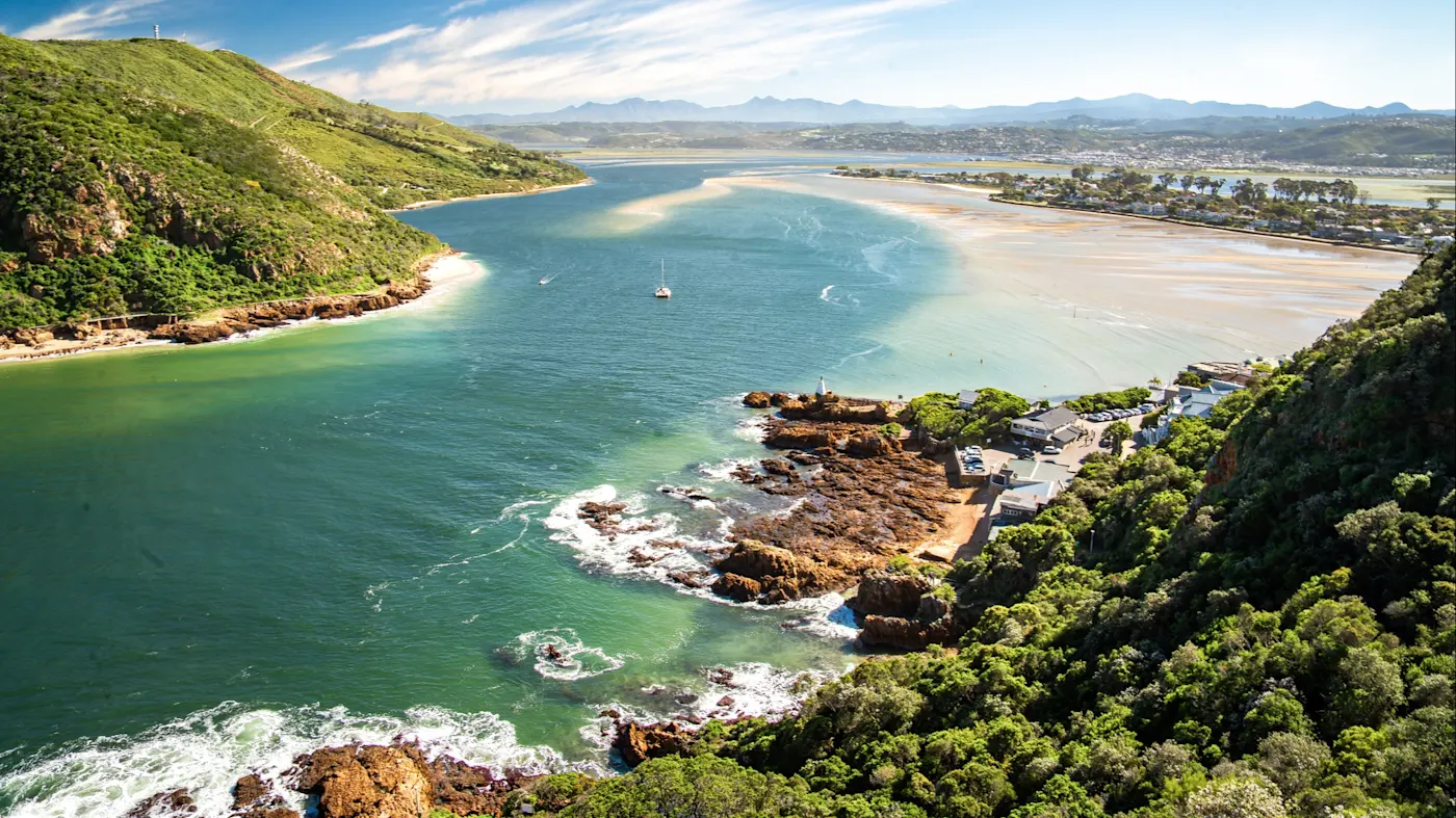 Knysna, Westkap, Südafrika Blick auf eine Flussmündung mit grünen Hügeln und blauem Wasser. Knysna, Westkap, Südafrika.