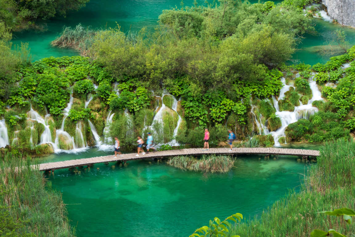 Reines Süßwasser stürzt die natürlichen Barrieren hinunter in den azurblauen See Kaluerovac im Nationalpark Plitvicer Seen in Kroatien
