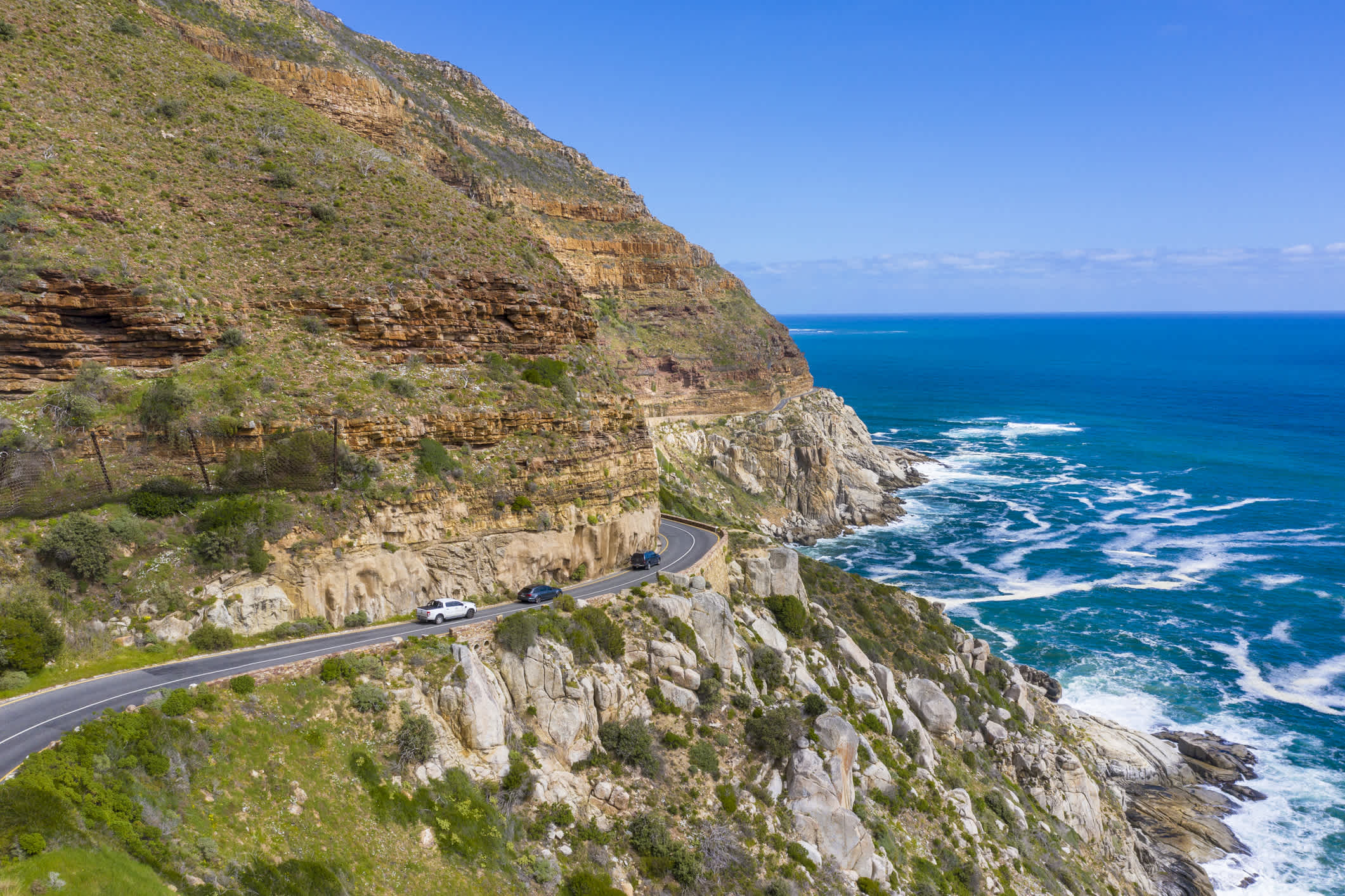 Luftaufnahme des Autos in Chapmans Peak Drive