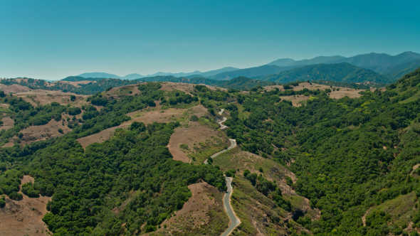 Luftaufnahme einer Straße über dem Carmel Valley bei Monterey, Kalifornien.
