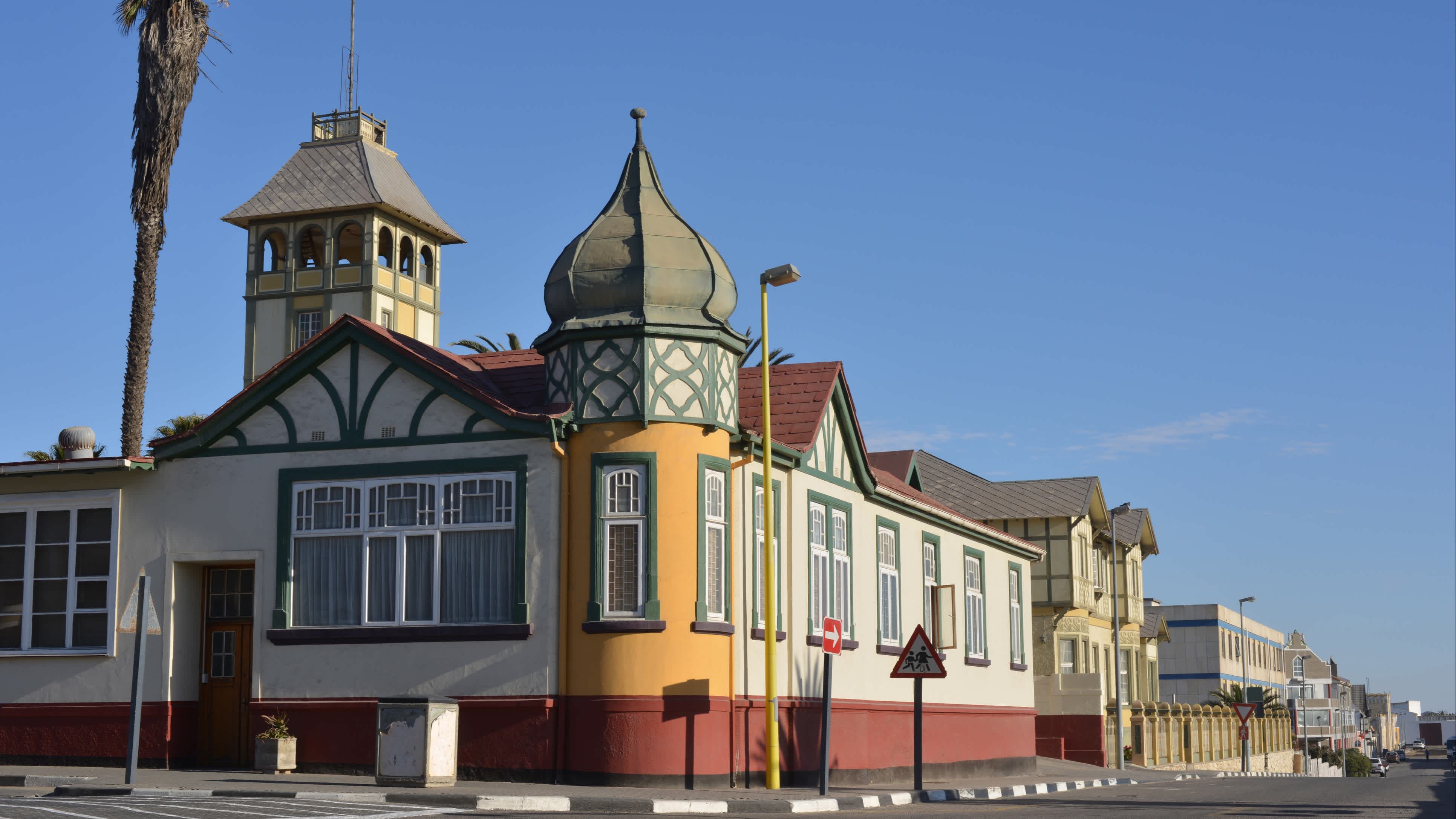 Bunte_Häuser_an_einer_Straße_in_Swakopmund_Namibia