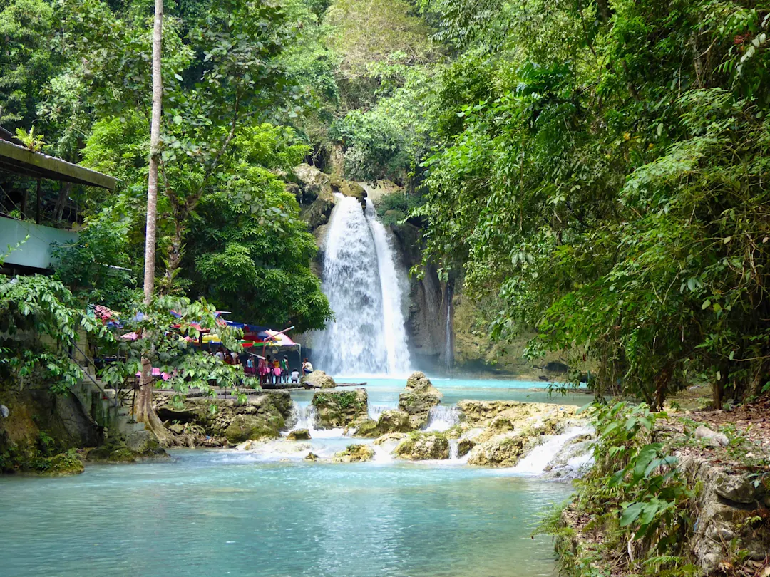 Philippinen, Cebu, Kawasan Wasserfälle Cchöne Kawasan Falls auf den Philippinen mit türkisfarbenem Wasser bei Cebu.